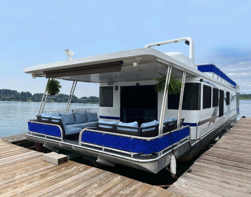 Palmetto Paradise Houseboat at the dock